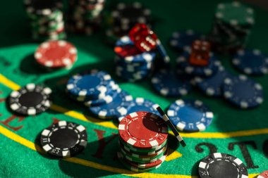 Live dealer at winner88 Dragon Tiger studio revealing cards in real time